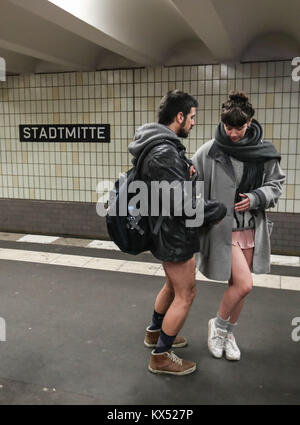 Berlin, Deutschland. 7 Jan, 2018. Die Teilnehmer keine Hosen U-Bahn Berlin 2018 warten auf einer U-Bahn in Berlin, Hauptstadt der Bundesrepublik Deutschland, am 7. Januar 2018. Credit: Shan Yuqi/Xinhua/Alamy leben Nachrichten Stockfoto