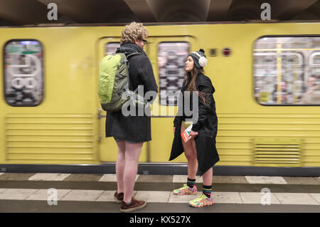 Berlin, Deutschland. 7 Jan, 2018. Die Teilnehmer keine Hosen U-Bahn Berlin 2018 warten auf einer U-Bahn in Berlin, Hauptstadt der Bundesrepublik Deutschland, am 7. Januar 2018. Credit: Shan Yuqi/Xinhua/Alamy leben Nachrichten Stockfoto