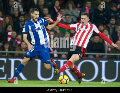 Bilbao, Spanien. 07 Jan, 2018. (17) Alfonso Pedraza, (4) Aymeric Laporte während der spanischen La Liga Fußball Match zwischen Athletic Bilbao und Club Deportivo Alaves, an San Mames Stadium, in Bilbao, Nordspanien, Sonntag, Januar, 07, 2018. Credit: Gtres Información más Comuniación auf Linie, S.L./Alamy Live News Credit: Gtres Información más Comuniación auf Linie, S.L./Alamy leben Nachrichten Stockfoto