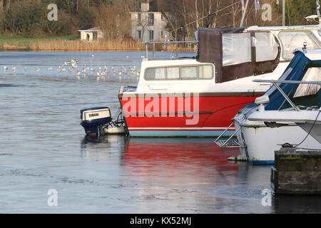 Lough Neagh, Nordirland. 07. Januar 2018. UK Wetter - Während heller nach einer schweren Nacht Frost Temperaturen kämpfte viel über Null zu steigen trotz einem sonnigen Tag. An vielen Orten der Erde weiß war mit Frost den ganzen Tag. Yachten in der Marina auf der Kinnego eingefroren. Quelle: David Hunter/Alamy Leben Nachrichten. Stockfoto