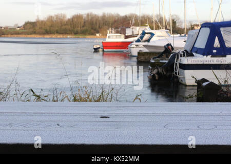 Lough Neagh, Nordirland. 07. Januar 2018. UK Wetter - Während heller nach einer schweren Nacht Frost Temperaturen kämpfte viel über Null zu steigen trotz einem sonnigen Tag. An vielen Orten der Erde weiß war mit Frost den ganzen Tag. Gefrorene Picknicktisch und Marina am Kinnego auf dem Lough Neagh. Quelle: David Hunter/Alamy Leben Nachrichten. Stockfoto