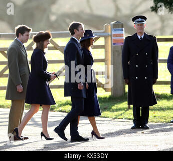 Norfolk, Großbritannien. 07 Jan, 2018. Pippa Middleton (blauen Hut mit Stern), nimmt an der St. Maria Magdalena Kirche Sonntag Morgen, in Sandringham, Norfolk, am 7. Januar 2018 Credit: Paul Marriott/Alamy leben Nachrichten Stockfoto