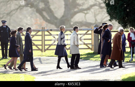 Norfolk, Großbritannien. 07 Jan, 2018. Prinz Philip, Herzog von Edinburgh, Prinz William, Herzog von Cambridge, und Kate (Catherine Middleton) Herzogin von Cambridge, führen die Familien, wie Pippa Middleton (blaue Hut, links), ist hinter, wie Sie besuchen die St. Maria Magdalena Kirche Sonntag Morgen, in Sandringham, Norfolk, am 7. Januar, 2018: Paul Marriott/Alamy leben Nachrichten Stockfoto