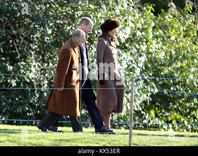 Norfolk, Großbritannien. 07 Jan, 2018. Prinz Philip, Herzog von Edinburgh, Prinz William, Herzog von Cambridge, und Kate (Catherine Middleton) Herzogin von Cambridge, an der St. Maria Magdalena Kirche Sonntag Morgen, in Sandringham, Norfolk, am 7. Januar 2018 Credit: Paul Marriott/Alamy leben Nachrichten Stockfoto