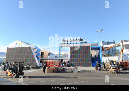 Las Vegas, USA. 7 Jan, 2018. Ausstellung Mitarbeiter an der Google Pavillon auf der CES Consumer Electronics Show in Las Vegas, USA, 7. Januar 2018. Credit: Andrej Sokolow/dpa/Alamy Leben Nachrichten Quelle: dpa Picture alliance/Alamy leben Nachrichten Stockfoto