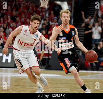 Bamberg, Deutschland. 7. Januar, 2017. Basketball - BBL - Brose Bamberg vs. Ratiopharm Ulm - Bild: v. Lk. Aleksej Nikolic (Brose Bamberg, #7), Per Günther (Ratiopharm Ulm, #6) Foto: HMB Medien/Ryan Evans/Alamy leben Nachrichten Stockfoto