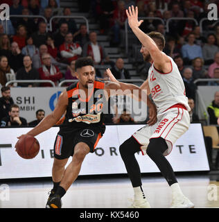 Bamberg, Deutschland. 7. Januar, 2017. Basketball - BBL - Brose Bamberg vs. Ratiopharm Ulm - Bild: v. Lk. Jerrelle Benimon (Ratiopharm Ulm, Nr. 20), Dejan Musli (Brose Bamberg, Nr. 42). Foto: HMB Medien/Ryan Evans/Alamy leben Nachrichten Stockfoto