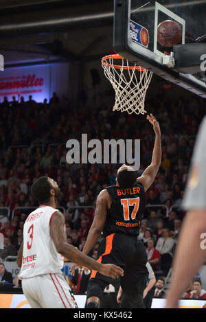 Bamberg, Deutschland. 7. Januar, 2017. Basketball - BBL - Brose Bamberg vs. Ratiopharm Ulm - Bild: v. Lk. Dorrell Wright (Brose Bamberg, #3), Da der ean Butler (Ratiopharm Ulm, #17). Foto: HMB Medien/Ryan Evans/Alamy leben Nachrichten Stockfoto