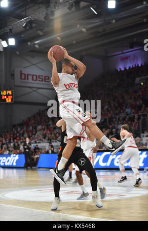 Bamberg, Deutschland. 7. Januar, 2017. Basketball - BBL - Brose Bamberg vs. Ratiopharm Ulm - Bild: v. Lk. Maodo Lô (Brose Bamberg, Nr. 12) Foto: HMB Medien/Ryan Evans/Alamy leben Nachrichten Stockfoto