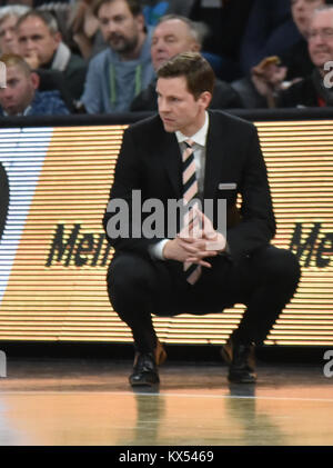 Bamberg, Deutschland. 7. Januar, 2017. Basketball - BBL - Brose Bamberg vs. Ratiopharm Ulm - Bild: v. Lk. Thorsten Leibenath (Ratiopharm Ulm, Haupttrainer) Foto: HMB Medien/Ryan Evans/Alamy leben Nachrichten Stockfoto