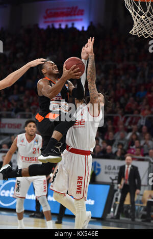 Bamberg, Deutschland. 7. Januar, 2017. Basketball - BBL - Brose Bamberg vs. Ratiopharm Ulm - Bild: v. Lk. , Trey Lewis (Ratiopharm Ulm, Nr. 12), Daniel Hackett (Brose Bamberg, Nr. 0). Foto: HMB Medien/Ryan Evans/Alamy leben Nachrichten Stockfoto