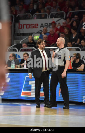 Bamberg, Deutschland. 7. Januar, 2017. Basketball - BBL - Brose Bamberg vs. Ratiopharm Ulm - Bild: v. Lk. Andrea Trinchieri (Brose Bamberg, Head Coach) mit BBL-Schiedsrichter. Foto: HMB Medien/Ryan Evans/Alamy leben Nachrichten Stockfoto