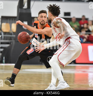 Bamberg, Deutschland. 7. Januar, 2017. Basketball - BBL - Brose Bamberg vs. Ratiopharm Ulm - Bild: v. Lk. Ismet Akpinar (Ratiopharm Ulm, #8), Daniel Hackett (Brose Bamberg, Nr. 0). Foto: HMB Medien/Ryan Evans/Alamy leben Nachrichten Stockfoto