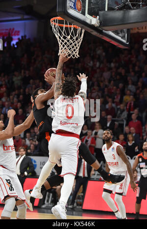 Bamberg, Deutschland. 7. Januar, 2017. Basketball - BBL - Brose Bamberg vs. Ratiopharm Ulm - Bild: v. Lk. Ryan Thompson (Ratiopharm Ulm, #5), Daniel Hackett (Brose Bamberg, Nr. 0). Foto: HMB Medien/Ryan Evans/Alamy leben Nachrichten Stockfoto