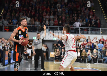 Bamberg, Deutschland. 7. Januar, 2017. Basketball - BBL - Brose Bamberg vs. Ratiopharm Ulm - Bild: v. Lk. Ismet Akpinar (Ratiopharm Ulm, #8), Maodo Lô (Brose Bamberg, Nr. 12) Foto: HMB Medien/Ryan Evans/Alamy leben Nachrichten Stockfoto