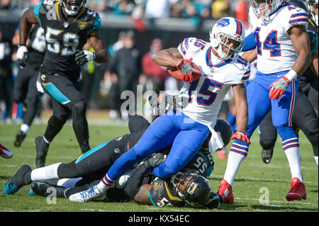 Jacksonville, FL, USA. 7 Jan, 2018. Jacksonville Jaguars defensive Ende Lerentee McCray (55) versucht, Buffalo Bills wide receiver Brandon Tate (15) Während der AFC Wild Card Fußballspiel zwischen den Buffalo Bills und die Jacksonville Jaguars at EverBank Feld in Jacksonville, FL in Angriff zu nehmen. Romeo T Guzman/CSM/Alamy leben Nachrichten Stockfoto