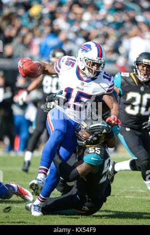 Jacksonville, FL, USA. 7 Jan, 2018. Jacksonville Jaguars defensive Ende Lerentee McCray (55) versucht, Buffalo Bills wide receiver Brandon Tate (15) Während der AFC Wild Card Fußballspiel zwischen den Buffalo Bills und die Jacksonville Jaguars at EverBank Feld in Jacksonville, FL in Angriff zu nehmen. Romeo T Guzman/CSM/Alamy leben Nachrichten Stockfoto