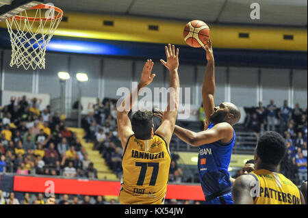 Turin, Italien. 07 Jan, 2018. Während der CAMPIONATO WARENKORB SERIE A 2017/18 basketball Match zwischen FIAT AUXILIUM TORINO VS GERMANEN BRESCIA an PalaRuffini am 7. Januar 2017 in Turin, Italien. Quelle: FABIO UDINE/Alamy leben Nachrichten Stockfoto