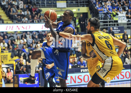 Turin, Italien. 07 Jan, 2018. Moore Lee (germani Warenkorb Brescia) während der CAMPIONATO WARENKORB SERIE A 2017/18 basketball Match zwischen FIAT AUXILIUM TORINO VS GERMANEN BRESCIA an PalaRuffini am 7. Januar 2017 in Turin, Italien. Quelle: FABIO UDINE/Alamy leben Nachrichten Stockfoto