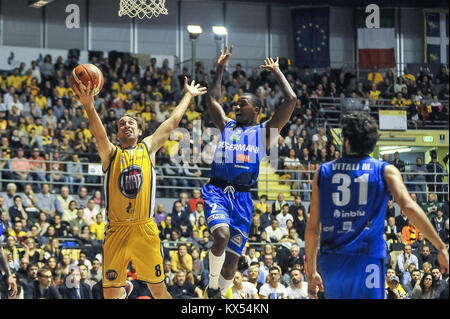 Turin, Italien. 07 Jan, 2018. Giuseppe Poeta (Fiat Auxilium Torino) während der CAMPIONATO WARENKORB SERIE A 2017/18 basketball Match zwischen FIAT AUXILIUM TORINO VS GERMANEN BRESCIA an PalaRuffini am 7. Januar 2017 in Turin, Italien. Quelle: FABIO UDINE/Alamy leben Nachrichten Stockfoto