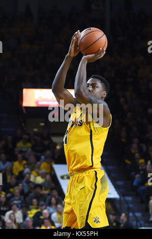 Wichita, Kansas, USA. 07 Jan, 2018. Wichita Zustand Shockers vorwärts Darral Willis Jr. (21) schießt den Ball in der ersten Hälfte während der NCAA Basketball Spiel zwischen der USF Bulls und die Wichita State Shockers an Charles Koch Arena in Wichita, Kansas. Kendall Shaw/CSM/Alamy leben Nachrichten Stockfoto