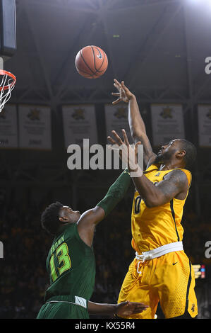 Wichita, Kansas, USA. 07 Jan, 2018. Wichita Zustand Shockers vorwärts Rashard Kelly (0) schießt einen Floater über South Florida Bulls guard Justin Brown (13) in der ersten Hälfte während der NCAA Basketball Spiel zwischen der USF Bulls und die Wichita State Shockers an Charles Koch Arena in Wichita, Kansas. Kendall Shaw/CSM/Alamy leben Nachrichten Stockfoto