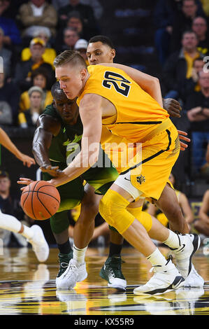 Wichita, Kansas, USA. 07 Jan, 2018. Wichita Zustand Shockers Zentrum Rauno Nurger (20) stiehlt die Kugel von South Florida Bulls guard Terrence Samuel (2) in der ersten Hälfte während der NCAA Basketball Spiel zwischen der USF Bulls und die Wichita State Shockers an Charles Koch Arena in Wichita, Kansas. Kendall Shaw/CSM/Alamy leben Nachrichten Stockfoto