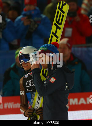 Bischofshofen, Österreich. 06. Jan 2018. Polen Kamil Stoch (rechts) feiert seinen Sieg im FIS World​ Cup 66. Vierschanzentournee Skispringen Ereignis in 66th Vier-Schanzen-Tournee in Bischofshofen, Österreich, 06. Januar 2018. (Foto) Alejandro Sala/Alamy leben Nachrichten Stockfoto