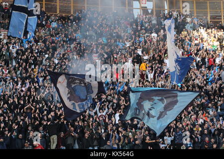 Neapel, Italien. 06 Jan, 2018. Aktion beim Fußballspiel zwischen SSC Napoli und Hellas Verona im Stadio San Paolo in Napoli. Endergebnis Napoli gegen Hellas Verona 2-0. Im Bild Verfechter der SSC Napoli Credit: Salvatore Esposito/Pacific Press/Alamy leben Nachrichten Stockfoto