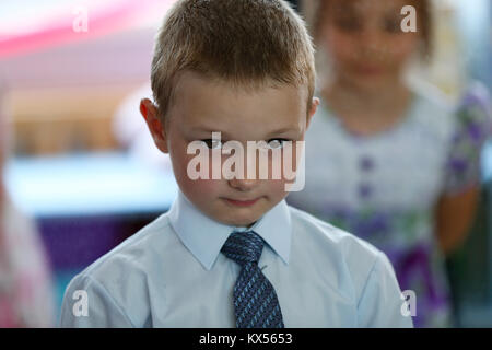 Belarus, Gomel, 3. Juni 2016. Abschlussfeier im Kindergarten. Der junge denkt. Eine gewissenhafte Student. Ernsthafte Vorschüler. Smart primary school Student. Stockfoto