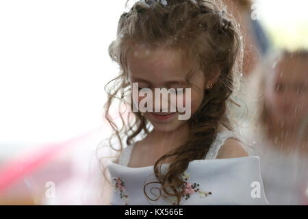 Belarus, Gomel, 3. Juni 2016. Abschlussfeier im Kindergarten. Das Mädchen in der Seifenblase. Stockfoto