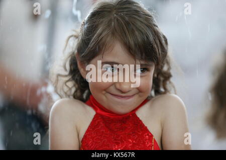 Belarus, Gomel, 3. Juni 2016. Abschlussfeier im Kindergarten. Das Mädchen in der Seifenblase. in Verlegenheit gebracht werden. Stockfoto