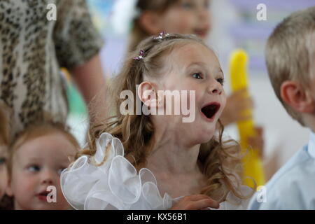 Belarus, Gomel, 3. Juni 2016. Abschlussfeier im Kindergarten. Mädchen das Kind freut sich über. überbordenden Emotionen. Kinder Bewunderung. Unforgetta Stockfoto