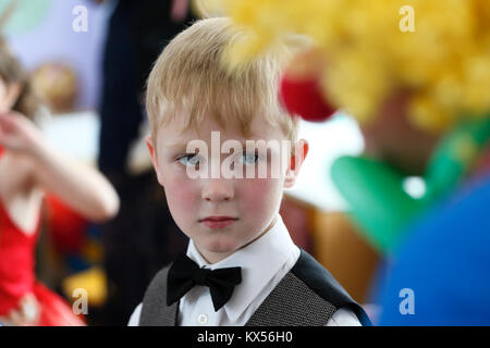 Belarus, die Stadt Gomel, Abschlussfeier im Kindergarten 06/03/2016. Der Junge schaut auf das Kind und Clown Clown. Stockfoto