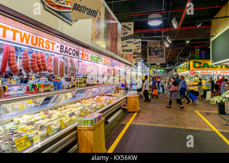 Adelaide, Australien - Januar 13, 2017: die Menschen einkaufen bei Adelaide Central Market am Wochenende. Es ist eine beliebte Touristenattraktion in den CBD-Bereich ein Stockfoto