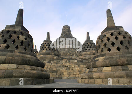 Große und kleine Stupas auf der Oberseite von Borobudur, Indonesien Stockfoto