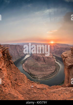 Sonnenuntergang hinter dem Grat der Horseshoe Bend mit einem Sunburst Stockfoto