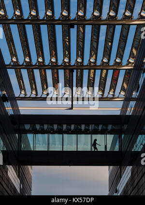 Eine Verbindungstür Gehweg zwischen zwei der Gebäude, die die Alan Turing Gebäude, Universität Manchester, Großbritannien Stockfoto