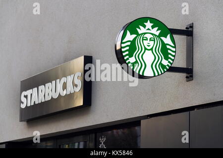 Prag, tschechische Republik - 6. Januar: Kaffee Firmenlogo auf Starbucks Cafe Gebäude am 6. Januar 2018 in Prag, Tschechische Republik. Stockfoto