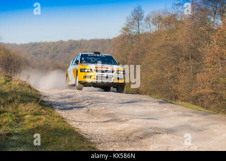 Lemberg, Ukraine - 1. November 2015: Petrenko Volodymyr's Mitsubishi Lancer Evo IX (Nr. 2) konkurriert bei der jährlichen Rally Galicien Stockfoto