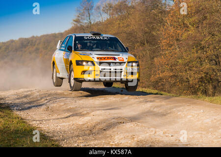 Lemberg, Ukraine - 1. November 2015: Petrenko Volodymyr's Mitsubishi Lancer Evo IX (Nr. 2) konkurriert bei der jährlichen Rally Galicien Stockfoto