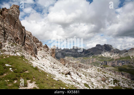 Blick über Parco Naturale Puez Geisler zum Piz Duleda und Gruppo Del Gruppo Puez Geisler und aus der Nähe von Forc de Crespeina Wolkenstein in den Dolomiten in der Nähe von Italien Stockfoto
