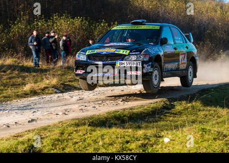 Lemberg, Ukraine - 1. November 2015: Ruslan Topor des Mitsubishi Lancer Evo IX (Nr. 24) konkurriert bei der jährlichen Rally Galicien Stockfoto