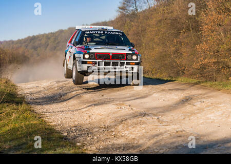 Lemberg, Ukraine - 1. November 2015: Serhij Chekan der Lancia 037 (Nr. 14) konkurriert bei der jährlichen Rally Galicien Stockfoto