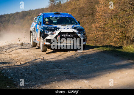 Lemberg, Ukraine - 1. November 2015: Alexey Dolot's Mitsubishi Lancer Evo X konkurriert bei der jährlichen Rally Galicien Stockfoto