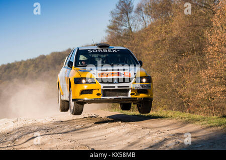 Lemberg, Ukraine - 1. November 2015: Petrenko Volodymyr's Mitsubishi Lancer Evo IX (Nr. 2) konkurriert bei der jährlichen Rally Galicien Stockfoto