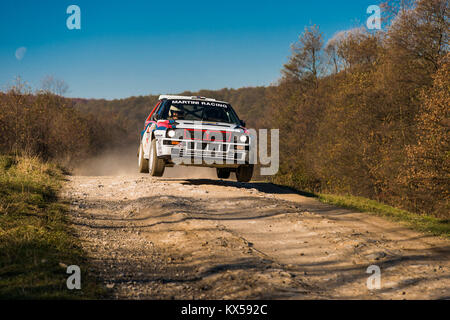 Lemberg, Ukraine - 1. November 2015: Serhij Chekan der Lancia 037 (Nr. 14) konkurriert bei der jährlichen Rally Galicien Stockfoto