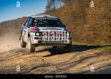 Lemberg, Ukraine - 1. November 2015: Serhij Chekan der Lancia 037 (Nr. 14) konkurriert bei der jährlichen Rally Galicien Stockfoto