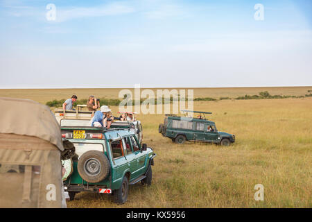 Touristen in Safari Autos auf die afrikanische Savanne Stockfoto