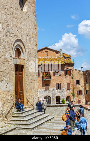 Touristen auf die Schritte der Basilika in der italienischen Stadt San Gimignano Stockfoto